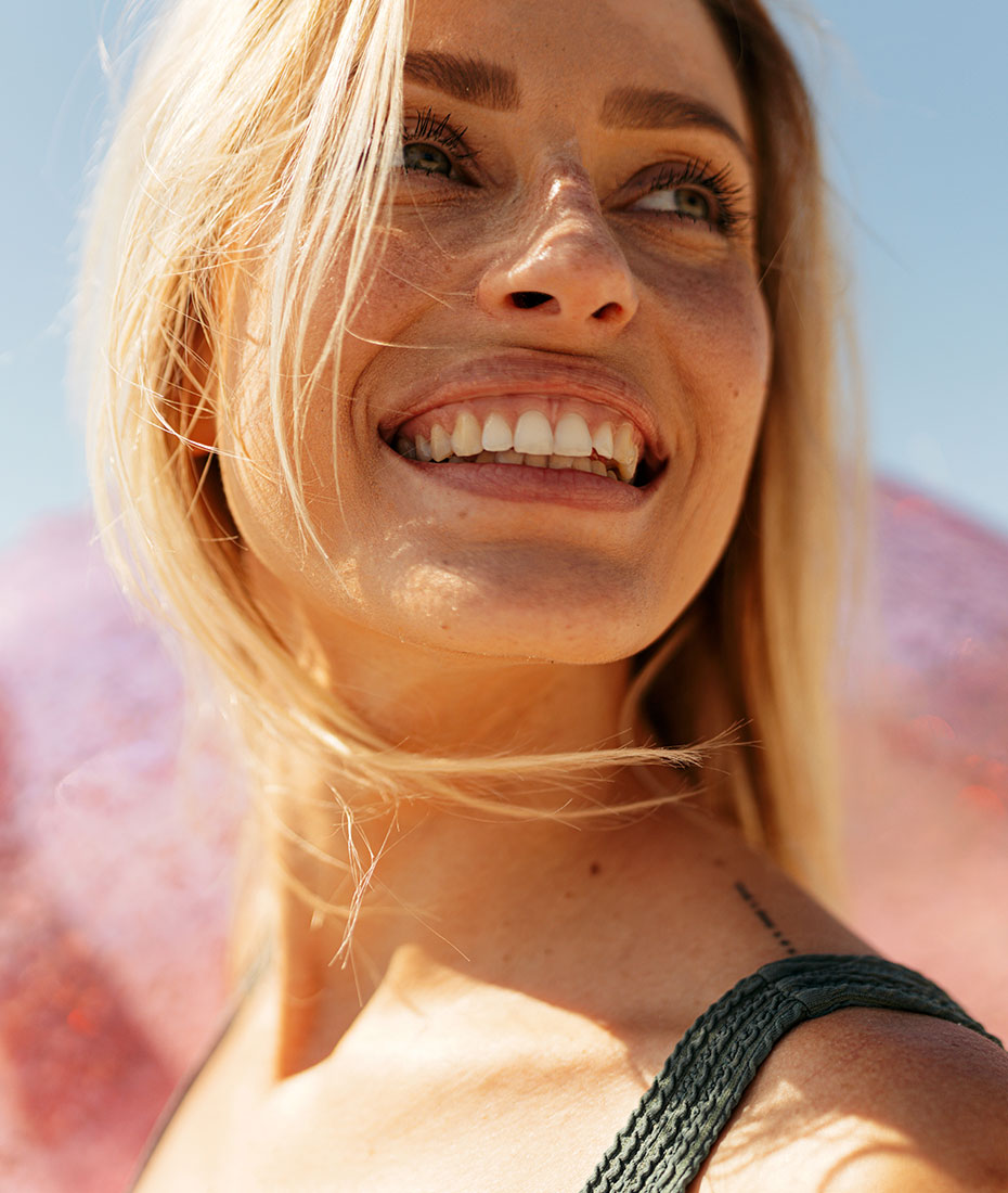 Kontaktlinse liegt auf Finger